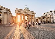 Brandenburger_Tor, Brandenburger Tor im Abendlicht mit Menschen und Fahrrädern., Brandenburger Tor im Sonnenuntergang, Berlin.