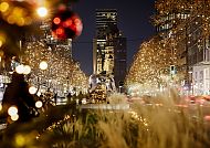 Kudamm_Glitzer, Weihnachtlicher Kudamm mit Lichterglanz und Kaiser-Wilhelm-Gedächtniskirche., Weihnachtlicher Lichterglanz am Berliner Kudamm bei Nacht.