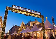 Weihnachtszauber_Gendarmenmarkt, Weihnachtszauber am Gendarmenmarkt in Berlin bei Dämmerung.