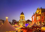 Gendarmenmarkt, Weihnachtsmarkt am Gendarmenmarkt bei Dämmerung in Berlin., Weihnachtsmarkt am Gendarmenmarkt in Berlin bei Abenddämmerung.