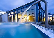 SiebenQuell, Außenbecken, Siebenquell Außenbecken im GesundZeitResort bei Abenddämmerung.
