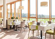 SiebenQuell, Restaurant GenussAllee, Helles, modernes Restaurant mit Blick auf die Natur im SiebenQuell.