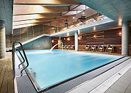 Royal Tulip Sand, Schwimmbad, Schwimmbad im Royal Tulip Sand Hotel, moderne Architektur.