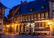 A-ROSA Gothisches Haus in abendlicher Beleuchtung.