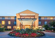 Hotel Frontansicht, BW Premier Castanea Resort Frontansicht bei Abenddämmerung.