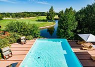 SPA Pool Aussen, Entspannender Außenpool mit Blick auf grünen Golfplatz.