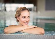 shutterstock 1036145455, Entspannte Frau im Pool des Best Western Premier Castanea Resort.