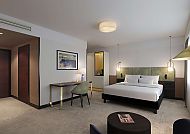 DZ Standard, Modernes Doppelzimmer im Royal Tulip Sand Hotel.
