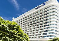 Hotelansicht, Radisson Blu Resort Swinemünde vor blauem Himmel.