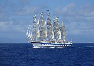 Royal Clipper, Segelschiff Royal Clipper auf offener See unter blauem Himmel.