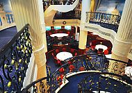 Royal Clipper - Interieur, Elegantes Interieur der Royal Clipper mit geschwungenen Treppen.