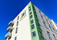 Allgäu ART Hotel Außenansicht, Moderne Außenansicht des Allgäu ART Hotels vor blauem Himmel.