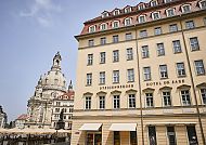 Außenansicht des Hotels Steigenberger de Saxe bei sonnigem Wetter.