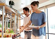 Paar genießt entspanntes Buffet mit frischen Speisen.