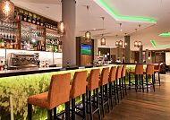 , Moderne Bar im Leonardo Hotel mit stilvoller Beleuchtung., Moderne Hotelbar mit stilvollem Ambiente und gemütlichen Sitzplätzen.