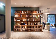 Novotel Münster City, Lobby, Moderne Lobby im Novotel Münster City mit stilvollem Bücherregal.