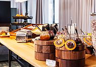 Novotel Münster City, Frühstück, Einladendes Frühstücksbuffet im Novotel Münster City., Frühstücksbuffet im Novotel Münster City mit Marmelade und Müsli.