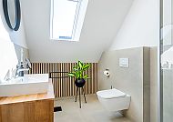 , Modernes, helles Badezimmer mit Dachfenster und stilvoller Einrichtung., Modernes, helles Badezimmer mit Dachfenster und stilvoller Einrichtung.