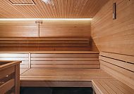 Hotel Victoriya Sauna, Moderne Sauna im Hotel Victoriya mit eleganter Holzverkleidung.
