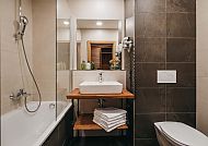 Hotel Victoriya Zimmerbeispiel Bad, Modernes Badezimmer im Hotel Victoriya mit stilvollem Design.