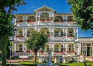 Elegante Außenansicht des Hotel Alexa mit blühenden Balkonen.