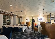 Elegantes Restaurant auf Kreuzfahrtschiff mit stilvollem Interieur.