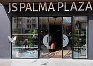 Eingang des Hotel JS Palma Plaza mit fliegenden Tauben