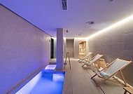 Entspannungsbereich mit Pool im Hotel JS Palma Plaza