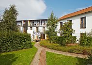 SEETELHOTEL Nautic Hotel & Spa, Garten, SEETELHOTEL Nautic Hotel & Spa, gepflegter Garten mit Weg.