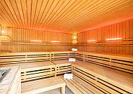 SEETELHOTEL Nautic Hotel & Spa, Sauna, SEETELHOTEL Nautic Hotel & Spa, einladende Sauna mit Holzbänken.