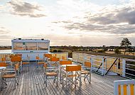 Außen/Sonnendeck, Sonnendeck des Hotelschiffs 'Thurgau Chopin' bei Sonnenuntergang., Sonnendeck des Hotels 'Thurgau Chopin' mit Blick auf die Landschaft.