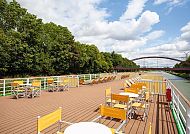 Außen/Sonnendeck, Sonnendeck der Thurgau Chopin mit Blick auf Fluss und Brücke., Sonnendeck der Thurgau Chopin mit Blick auf Brücke und Natur.