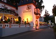 Hotel Das Ebertor, Außenansicht, Hotel DAS Ebertor, stimmungsvoll beleuchtet bei Abenddämmerung.