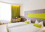 Hotel Das Ebertor, Zimmerbeispiel, Modernes Zimmer im Hotel DAS Ebertor mit frischem, hellem Design.