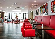 Best Western Plus Plaza Berlin, Lobby, Moderne Lobby im BW Plus Plaza Berlin mit roten Sitzmöbeln.