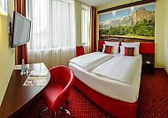 Plaza Premium Berlin, Zimmerbeispiel, Modernes Hotelzimmer im Plaza Premium Berlin mit Bergmotiv.