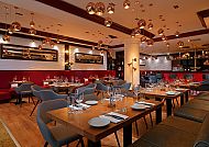 Leipzig Marriott Hotel, Restaurant, Elegantes Restaurant im Leipzig Marriott Hotel mit stilvollem Ambiente.