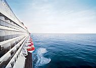 Kreuzfahrt mit der majestätischen Queen Mary 2 auf offener See.