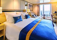 Elegante Balkonkabine auf der 'QUEEN MARY 2' mit maritimen Akzenten.