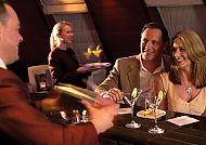 Elegante Bar-Atmosphäre auf der QUEEN MARY 2 Kreuzfahrt.