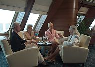 Entspannte Unterhaltung im Commodore Club der QUEEN MARY 2.