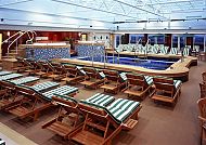 Pavillon Pool auf der 'QUEEN MARY 2' mit Liegestühlen und Pool.