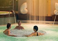 Entspannung im Whirlpool des Spas an Bord der QUEEN MARY 2.