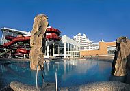 Pool, Poollandschaft im Wyndham Hotel Stralsund HanseDom bei blauem Himmel., Poollandschaft im Wyndham Hotel Stralsund HanseDom bei blauem Himmel.