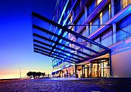 Marine Hotel Kolberg, Marine Hotel Kolberg bei Sonnenuntergang, moderne Architektur.
