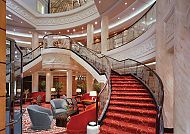 Elegante Grand Lobby der QUEEN MARY 2 mit prächtiger Treppe.